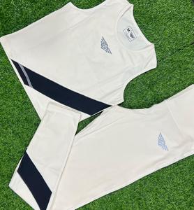 Ensemble de yoga personnalisé pour femme, respirant et léger, motif uni, tenue de fitness, taille élastique, pour exercices en extérieur, faible MOQ, devant - Product Image 1