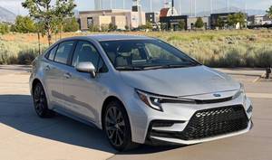 Auto Usado en Venta, Corolla 2025 de Segunda Mano, Vehículo Híbrido Compacto Familiar Económico en Venta - Product Image 2