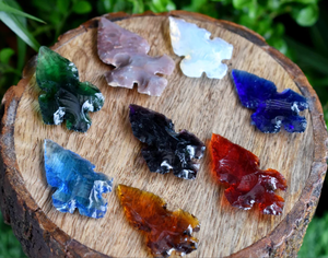 Vente en gros de pointes de flèche en verre naturel faites à la main et assorties de pointes de flèche en verre de couleur naturelle à vendre - Product Image 2