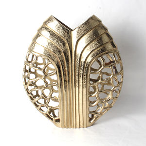 Vase à fleurs élégant en fonte d'aluminium avec une surface polie lisse qui sublime toute pièce avec des accents floraux époustouflants - Product Image 2