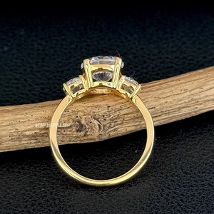 Bague de fiançailles en diamant Moissanite à trois pierres en or massif 14K, bague en diamant Moissanite à trois pierres - Product Image 1