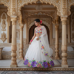 Ensemble élégant Lehenga Choli en soie blanche peinte à la main à fleurs Blouse brodée colorée avec bordure pour les fêtes - Product Image 1