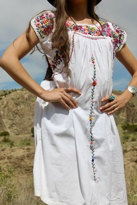 Robe décontractée antique du Rajasthan brodée à la main, 100 % coton, coupe trapèze, longueur genou, été, superbe broderie florale détaillée - Product Image 4