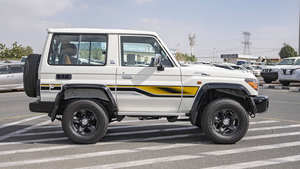 Sedán Usado 2024 LC71 de 5 Puertas, Equipamiento Completo, Automático, Gasolina, Interior de Cuero Oscuro de Alta Calidad, Volante a la Izquierda, Techo Panorámico 360 - Product Image 3