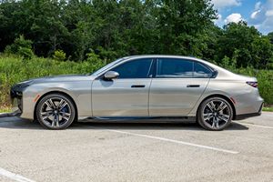 2023 i7 xDrive60 Doble Motor AWD, Equipamiento de Alta Gama, Interior Tartufo, Sin Modificaciones - Product Image 3