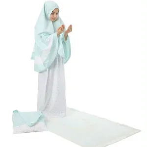 トルコ製のセジャダとバッグがセットされたライトブルーの控えめな祈りのガウンギフトセットで、モダに最適です