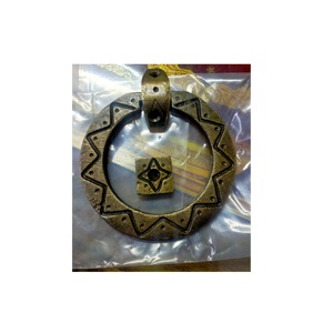 Aldaba de puerta de metal de alta calidad con diseño moderno - Product Image 1