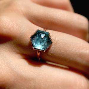 Bague en quartz bleu ciel faite à la main, électroformée en cuivre, bijoux hexagonaux, argent sterling 925, plaqué or rose 14 carats - Product Image 5