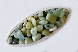 Pierres roulées de phrenite vertes de 1 kg, style apaisant, de bonne qualité, très demandées, pour l'équilibre émotionnel et les usages décoratifs - Product Image 2