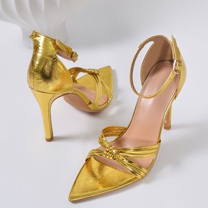 Sandales à talons aiguilles dorées métalliques pour femmes, avec bride torsadée et boucle à la cheville, talons hauts élégants pour soirées, bals de promo et clubs - Product Image 3