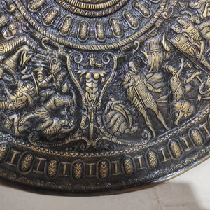 โล่ CH Parade Shield โล่ Cellini ของตกแต่งฮาโลวีน โลหะขัดเงาแบบโบราณ โดย Calvin Handicraft - Product Image 4