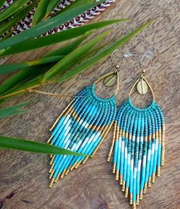 Pendientes largos bohemios con flecos de cuentas hechos de micromacramé y cuentas miyuki en azul turquesa, verde y dorado. - Product Image 2