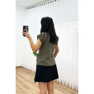 Blusa Elegante Color Caqui para Mujer, Marca LUSTRIN, con Detalle de Hebilla Dorada - Blusa Cómoda de Mezcla de Viscosa y Nailon para Primavera/Verano - Product Image 4