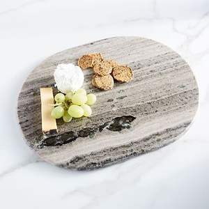 Planche à découper en marbre moderne conçue pour les cuisines contemporaines, la préparation des aliments et le service - Product Image 5