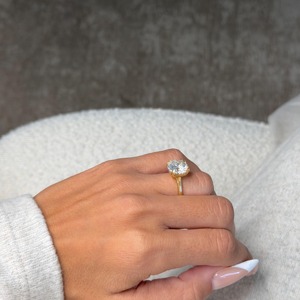 Anillo de Compromiso Solitario con Diamante Cultivado en Laboratorio de Corte Redondo de 5.00 Quilates, Engaste de Doble Garra Catedral, Oro Amarillo de 18k, Certificado GI - Product Image 3