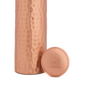 Botella de agua hecha a mano de cobre martillado de 900ML Diseño en relieve oscuro a prueba de fugas con beneficios para la salud para bebidas - Product Image 4