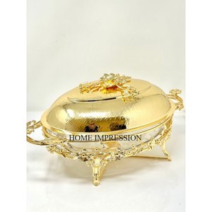 Casserole de forme ronde polie brillante de couleur argentée avec support de designer antique plaqué or de haute qualité et couvercle supérieur à texture martelée - Product Image 3