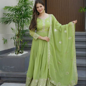 Un magnifique ensemble de robe Koti en soie Bandhni de créateur avec dupatta pour les occasions festives et les célébrations élégantes, tenue de soirée - Product Image 1