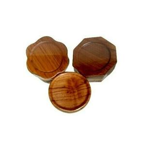 Petit sous-verre en bois de forme ronde avec un design unique et un ensemble de 5 de qualité avec support en forme de vanterie à très bon prix - Product Image 2