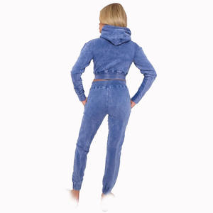 ชุดเซ็ตฮู้ดดี้ครอปและกางเกงจ็อกเกอร์ผ้าฟอกสีสำหรับผู้หญิง เอวสม็อค สไตล์ลำลอง สตรีทแวร์ เสื้อผ้าสองชิ้น ผลิตแบบ OEM - Product Image 2