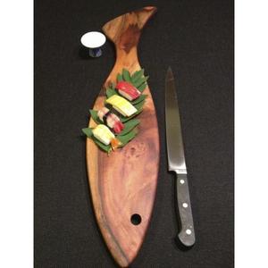 Elegante tabla de cortar de madera rústica diseñada para mejorar la funcionalidad y la apariencia de las cocinas contemporáneas - Product Image 4