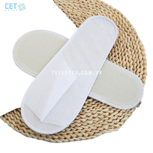 Pantoufles blanches Holtel en coton et tissu non tissé haute durabilité lavable épaisseur et logo personnalisés pour une utilisation en hôtel - Product Image 1