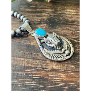 Pendentif Buffalo en turquoise et argent sterling Genevieve Francisco Kingman avec technologie d'incrustation à sertissage clos - Product Image 2