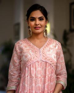 Hermosa impresión bordada de algodón estampado Nyra Cut Kurta emparejado con estampado mulmul dupatta y Pantalón de algodón para mujer - Product Image 4