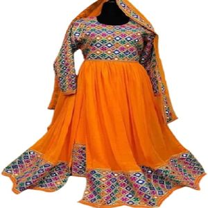 Últimos vestidos afganos tradicionales hechos a mano seda y lino de alta calidad para bodas y fiestas disponibles a precio mayorista - Product Image 3