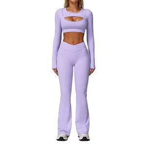 Conjuntos de yoga de diseño nuevo, personalizados por OEM, con top corto de manga larga con sujetador incorporado y leggings acampanados, conjunto de 2 piezas para mujer. - Product Image 4