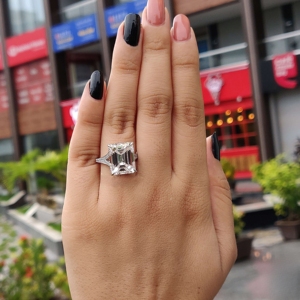 Brillante anillo de compromiso de boda de diamante de moissanita de corte esmeralda de 11 quilates en oro blanco de 10 quilates para mujer - Product Image 5