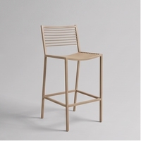 Tabouret de bar moderne en métal, assise rectangulaire en mousse moulée, pieds coniques, revêtement poudré, accoudoir fixe, non pliable, minimaliste pour l'extérieur