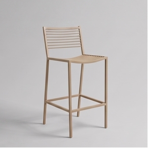 Tabouret de bar moderne en métal avec assise rectangulaire et pieds coniques, design minimaliste pour l'extérieur, mobilier commercial durable - Product Image 3
