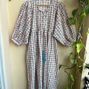 Robe en coton indien imprimé bloc à la main Style décontracté 100% coton avec techniques brodées et décoration de gland - Product Image 1