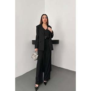 Traje de Chaqueta y Pantalón con Rayas Negras - Negro - Product Image 1