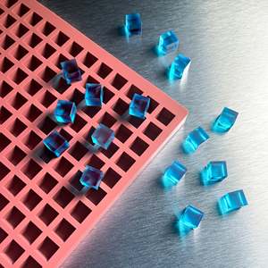 Moule à bonbons carrés compact en silicone pour la production industrielle de confiseries, 609 cavités, format carré de 10 mm, 1 ml chacune - Product Image 1