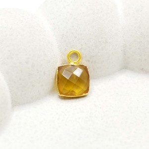 Charme en pierre précieuse de quartz citrine carrée 8x8mm facetté plaqué or pour l'artisanat et les bijoux - Product Image 1