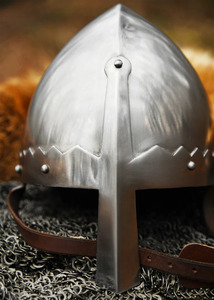 Casque Viking Nordique Entièrement en Métal avec Finition Antique pour la Décoration Intérieure, les Accessoires de Costume, les Présentations et les Expositions - Product Image 4