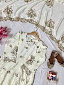 Égayez votre garde-robe avec une robe Anarkali moderne et élégante en soie Chinon, dotée d'un dupatta réversible, idéale pour les mariages et les occasions festives. - Product Image 2