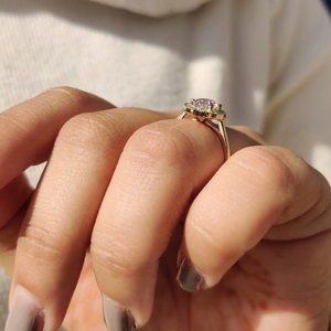 Bague de fiançailles de luxe en or jaune 14 carats avec halo de diamants taille ovale pour femme, bague de mariage vintage en moissanite, bijoux raffinés - Product Image 3