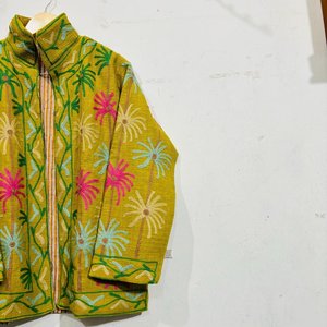 Abrigo largo bohemio Suzani de la mejor calidad para mujer, chaqueta bordada étnica de Asia Central hecha a mano para boutiques disponibles para la venta - Product Image 4