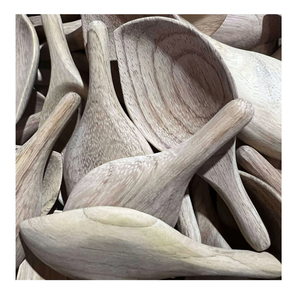 Cuillère en bois multifonctionnelle mettant en valeur l'artisanat vietnamien adapté à la cuisine et au service décoratif. - Product Image 1