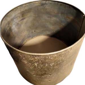 L'objet ressemble à un raccord ou un coupleur de tuyauterie en métal, peut-être en laiton ou en bronze, coque de tambour. - Product Image 3