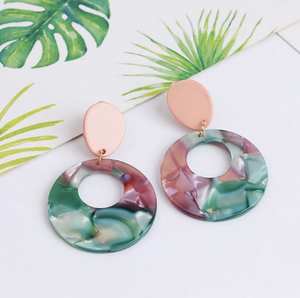 Pendientes de resina artísticos con patrones de mármol en colores pastel ideales para la Moda de Primavera y el uso diario mínimo - Product Image 3