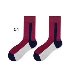 Chaussettes décontractées à blocs de couleur contrastées de style vintage ODM, design tendance, chaussettes personnalisées en gros, fabriquées en usine au Vietnam - Product Image 3
