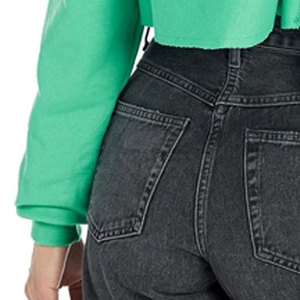 Sudadera recortada de algodón suave con logotipo personalizado para mujer Top corto informal de invierno de nuevo diseño con cuello con capucha frontal - Product Image 6