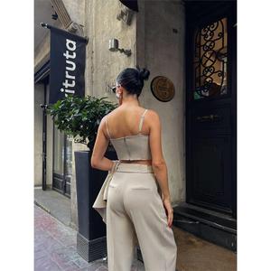 Conjunto de Chaqueta y Pantalones Beige con Detalle de 4 Botones en las Mangas, Tela Satinada y Decoración Elegante - Product Image 2