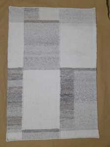 Tapis Kilim en coton artisanal minimaliste avec motif bloqué subtil pour salon ou chambre à coucher - Product Image 2