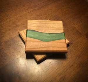 ถาดรองแก้วทำจากไม้ทำจากเรซินพร้อมชุดอุปกรณ์เสริมบนโต๊ะ - Product Image 1