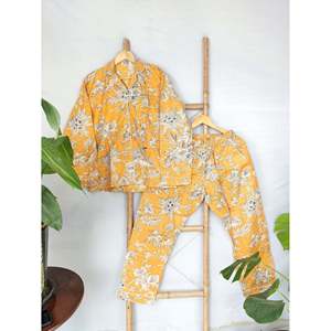 Ensemble de pyjama en coton doux indien imprimé à la main, motif floral jaune pastel, avec fermeture boutonnée, tenue d'intérieur, robe de nuit d'été pour demoiselles d'honneur - Product Image 1